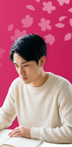 ノートに向かって学ぶ大学生