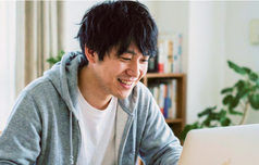 パソコンに向かって学習する大学生