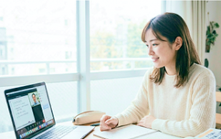 窓辺でノートを取りながら計画を立てる学生