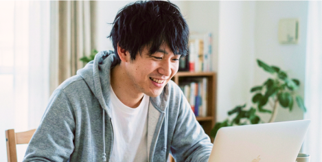 レポートを書き進める大学生