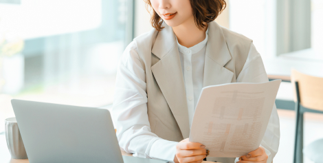 募集要項を確認しながら相談する講師