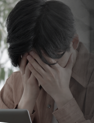 課題を前に頭を抱える大学生